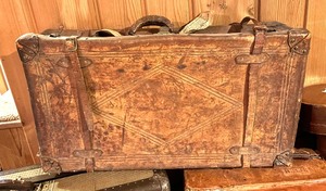 lot 254 image: Variety of Vintage Luggage