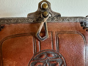 lot 335 image: Vintage Leather Art Deco Handbag