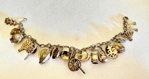 lot 326 image: Vintage Sterling Silver Asian Themed Charm Bracelet