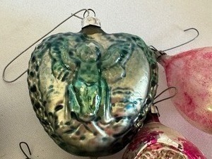 lot 319 image: 12 Vintage Christmas Ornaments