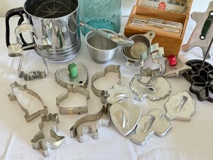 lot 321 image: Fun Variety of Vintage Kitchen Items including Cookie Cutters