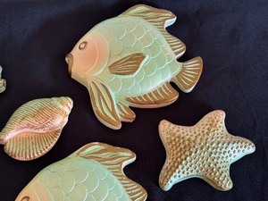 lot 21 image: Set of Five MCM Miller Chalkware Bathroom Wall Hangings including a Vintage MCM Miller Seahorse Wall Hanging