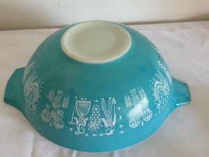 lot 301 image: Vintage Pyrex Cinderella Amish Four Quart Mixing Bowl