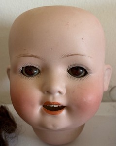 lot 302 image: Vintage Heubach Kppel Doll Head and Four Doll Wigs