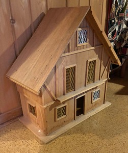 lot 355 image: Delightful Dollhouse