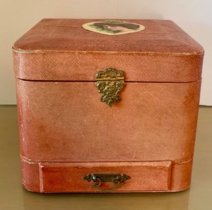 lot 211 image: Vintage Hat Box with Jewelry