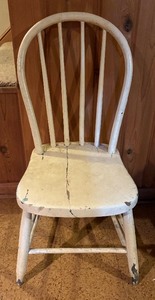 lot 414 image: Charming Vintage White Chair