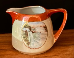 lot 422 image: Vintage Lusterware Pitchers and Cup