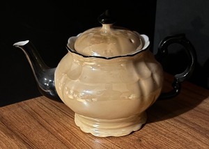 lot 429 image: Pretty Petite Pitchers and Pot