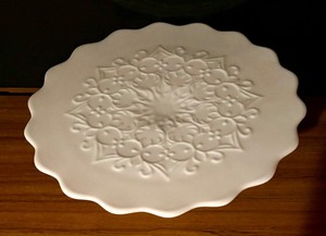 lot 432 image: Vintage Fenton Spanish Lace Cake Pedestal Plate