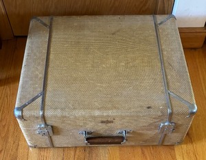 lot 464 image: Vintage Wheary Aviatrix Suitcase