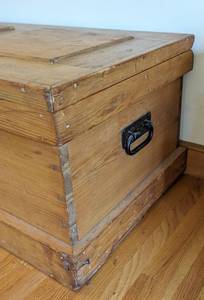 lot 395 image: Large Wood Storage Chest