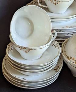 lot 380 image: Vintage Limoges Dish Set