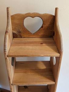 lot 382 image: Small Pine Heart Cut Out Shelf