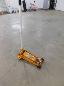 lot 73 image: Heavy Duty Floor Jack