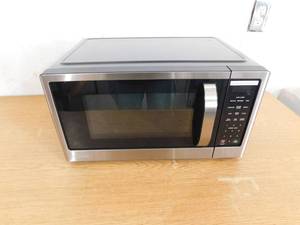 lot 87 image: Vissani 1.1 cu. ft. Countertop Microwave in Fingerprint Resistant Stainless Steel