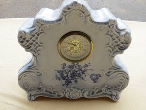 lot 28 image: PorcelainCeramic Analog TableMantel Clock