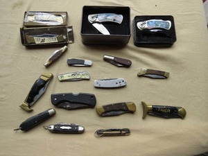 lot 44 image: Mixed Lot of Pocket Knives