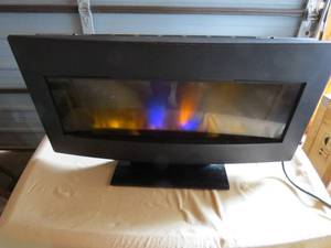 lot 60 image: 34 Electric Fireplace with Remote - Model 34HF600GRA