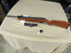 lot 72 image: Crossman Quest  1000X BB Gun and Scope