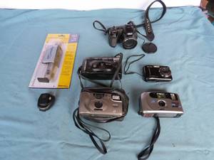 lot 106 image: Mixed Lot of Cameras and Mini Tri - Pod