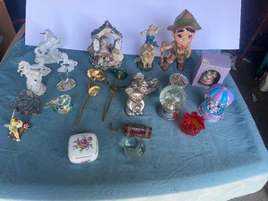 lot 137 image: Mixed Lot of Glass Collectibles, Banks