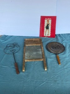 lot 126 image: Mixed Lot of VintageCollectible Items