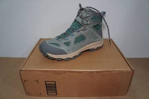 lot 26 image: Vasque Womens Hiking Boots -Size 11