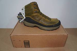 lot 29 image: Vasque Mens Hiking Boots -Size 10.5