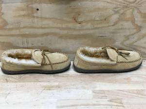 lot 32 image: Red Head Brand Iceland 2 Mens Slippers Size 10M 05032410.79