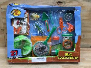 lot 38 image: Bass Pro Shops 27 Piece Toy Bug Collecting Kit