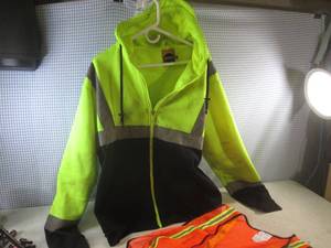 lot 153 image: (CS) Zip Front Safety Hoodie Size 2XL and Orange Reflective Safety Vest