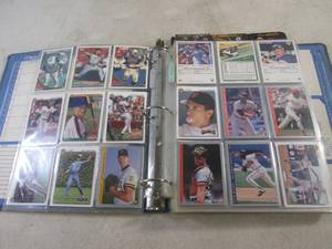 lot 161 image: (CSB) 3-Ring Binder Full of Sports Cards Mostly Baseball 20 Pages