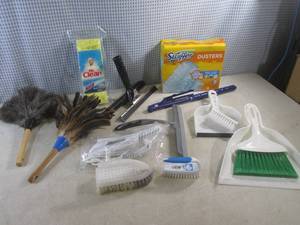 lot 177 image: (EW2) Assorted Cleaning Tools Etc...