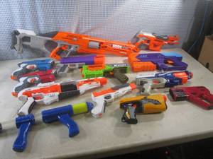 lot 198 image: (BR1) Assortment of Nerf Guns...