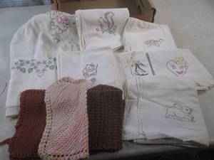 lot 202 image: (EC1) Kitchen Towels and Pot Holders