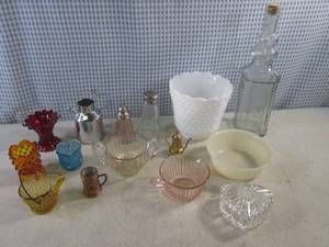 lot 218 image: (BS) Assorted Vintage Glass Decor Etc