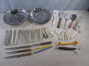 lot 227 image: (BS) Assorted Kitchen Tools...