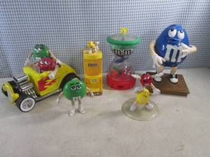lot 233 image: (A-1) Assorted M&ampM Dispensers and Figures
