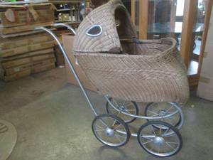 lot 256 image: (EW4) Vintage Wicker Stroller...