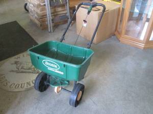 lot 11 image: (FS) Scotts SpeedyGreen 3000 Yard Spreader