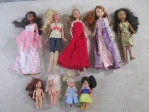 lot 25 image: (CSB) Assorted Dolls...
