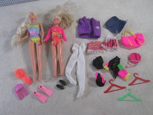 lot 26 image: (EC1) 2 Dolls with Accessories...