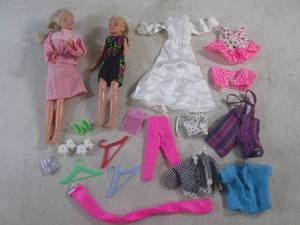lot 27 image: (EC1) 2 Dolls with Accessories...