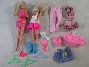 lot 29 image: (EC1) 2 Dolls with Accessories...
