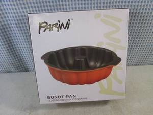 lot 43 image: (CS) Parini Glazed Non-Stick Stoneware Bundt Pan