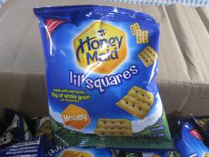 lot 71 image: (C-2) Case of 72 Pouches Honey Maid Lil Squares Honey Grahams Past Date