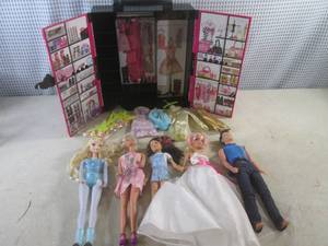 lot 129 image: (BSB) Barbie Closet with Accessories and 5 Dolls