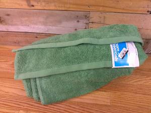 lot 25 image: Set of 2 Everyday Bath Towel - Room Essentials Light Green