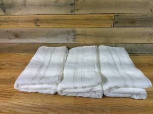 lot 62 image: Set of 3 Grandeur Hospitality, Bath Towels